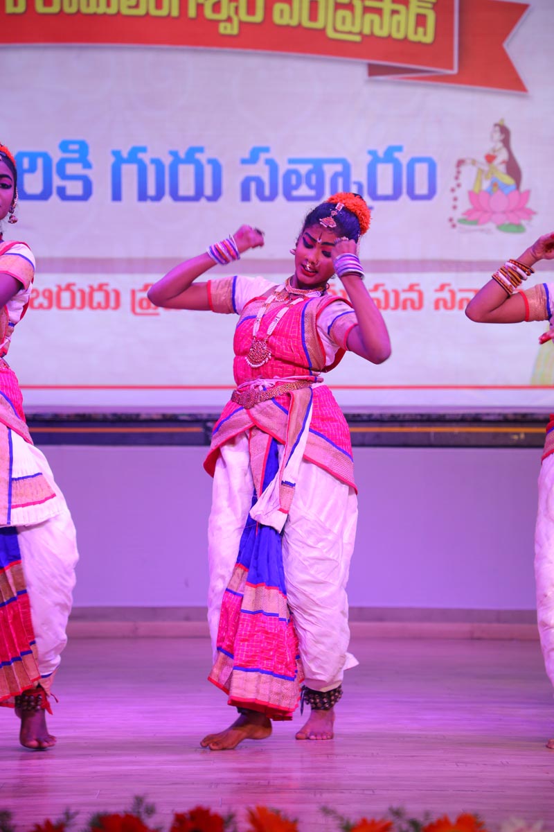 Sri Mulugu Ramalingeshwara Varaprasad Siddhanti was honoured with Jyotishyasastra Vignana Visharadha at Tummalapalli Kalakshetram, Vijayawada (78)